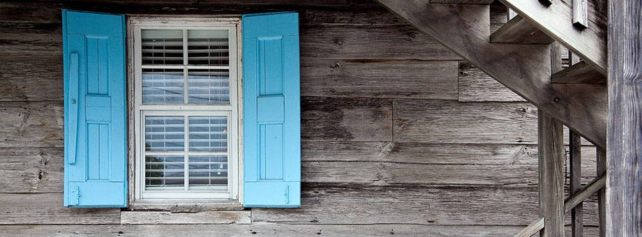blaues Holzfenster